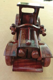 Drevený model auta. - 8