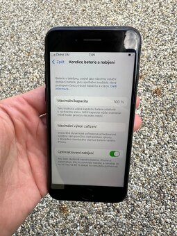 iPhone SE 2020 - baterie 100% - 8