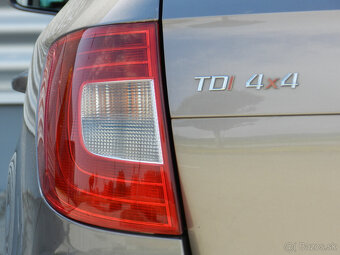 Superb Combi 2.0 TDI CR Elegance 4x4 DSG Panorama Webasto - 8
