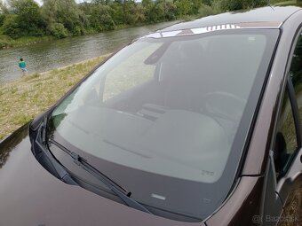 Peugeot 208 - 8