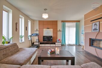 Predaj: 4 izbový rodinný dom, priestranným pozemkom o rozloh - 8