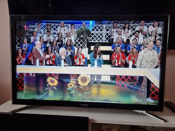 Predám SMART LED TV SAMSUNG UE32F4500AW HD - 8
