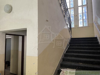 Budova bývalej školy neďaleko jazera pri obci Úhorná - 8