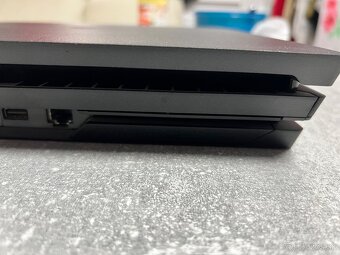 PS4 PRO 1TB + 2x joystick + hra Mafia - 8