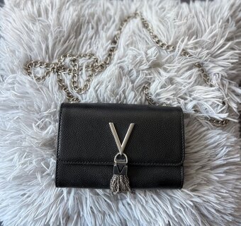 Kabelky Guess, Versace, Valentino - 8