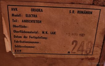 Nabytkovy set, komoda, vitrina, stol, stolicky - 8