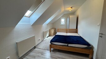 Priestranný zrekonštruovaný rodinný dom na prenájom v Lozorn - 8