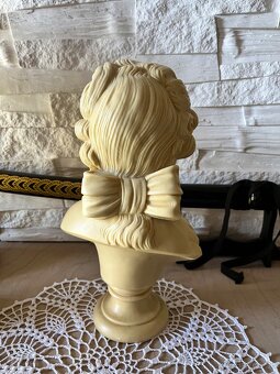 Albastrová socha – busta mladého muža (pravdepodobne Mozart) - 8