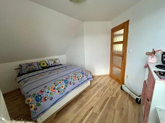 Moderný rodinný dom v tichej ulici s nádherným pozemkom - 8