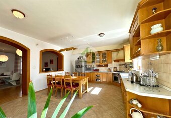 Exkluzívne bývanie na troch poschodiach s veľkou záhradou a  - 8