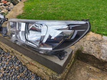 Predné svetlá na Toyota Hilux 2015-2020 - 8