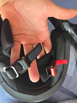 Predám motorkarskú prilbu - 8