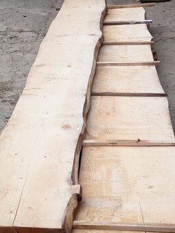 Predám suché smrekové fošne dĺžka 4m šírka 50-60 cm . fošne - 8