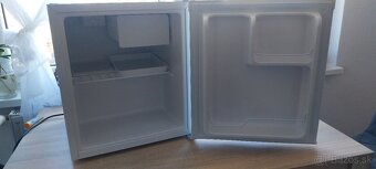 Mini chladnička Hisense RR55D4AW1 - 8