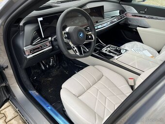 BMW i7 XDrive60 400 kW A/T - 8