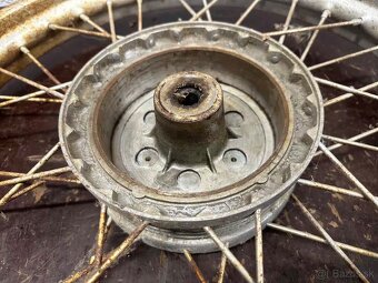 Predám predné a zadné koleso + brzdový štít ČZ 175 sport 19 - 8