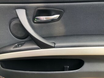 BMW E90 E91 E92 E93 - nove cierne / bezove madlo dveri - 8