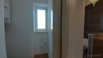 Na predaj ZREKONŠTRUOVANÝ 2-izbový byt s dvorom a GARÁŽOU v - 8