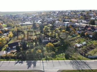 Priestranný stavebný pozemok v pokojnej obci Budmerice - 8