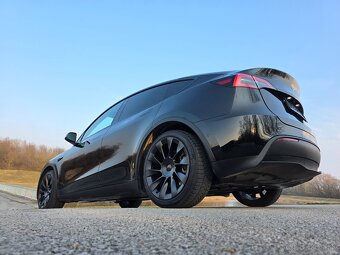 Tesla Model Y Long Range AWD Dual Motor 09/2022 - 8