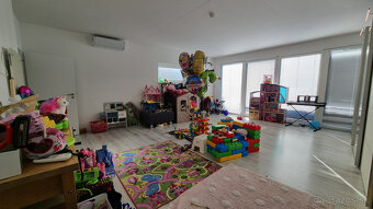 ZNÍŽENÁ CENA za SUPER 6 izb. RD 202 m2, pozemok 700 m2, bazé - 8