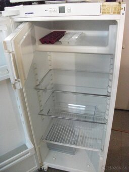 Pekná,zachovalá chladnička s mrazákom zn.LIEBHERR. - 8