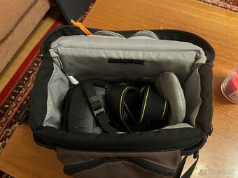 Nikon D5000 + 18-55mm 1:3,5-5,6 - 8