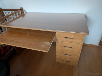 Predám kvalitný písací stôl – robustny so zasuvkami - 8