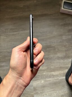 iPhone XR - 8