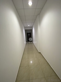 Priestranná kancelária : 42 m2 - v centre mesta - 8