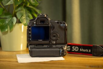 Canon 5D Mark II + grip + 2x batéria (super stav) - 8