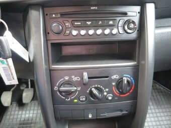 PEUGEOT 207 SW 1.4 i - 8