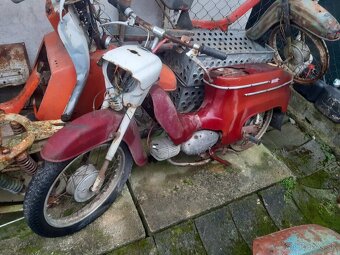 Rôzne stare motocykle nekompletné na ND - 8