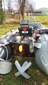 Čln, sonar,motor a príslušenstvo - 8
