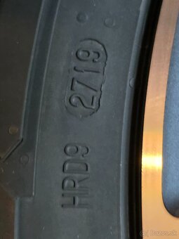 Predám zimné pneumatiky 215 /60/R17 - 8