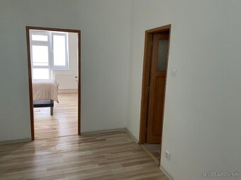 Predaj priestranný 3-izbový byt - 8