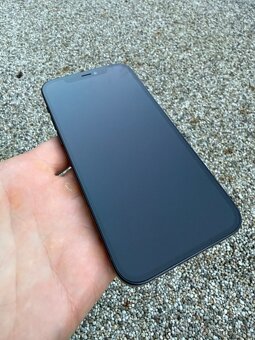 IPhone 12 - baterie 94% - 8