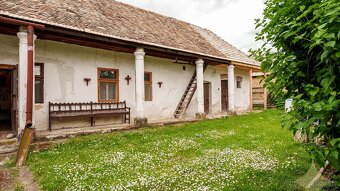 Dobová chalupa so zrekonštruovaným interiérom v tichej uličk - 8
