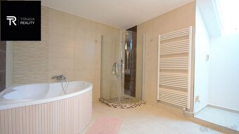 Veľký moderný 7 izbový rodinný dom s dvojgarážou, krytou ter - 8