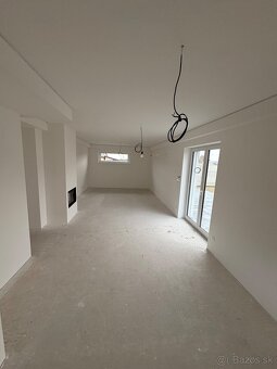 Moderný 4 izbový RD Groisov Dvor v Kostolišti - 8