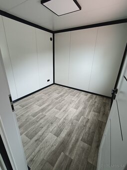 Celoročný obytný mobilný kontajner 10 m × 3 m – IHNEĎ K ODBE - 8