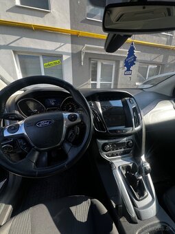 FORD FOCUS SEDAN - 8