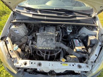 Toyota Yaris 1.0 - 8
