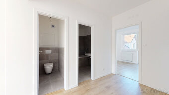 POLIANKY / Priestranný 3-izbový byt s loggiou a kuchynskou l - 8