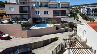 Vila s bazénom len 50 metrov od mora, pri Trogire Chorvátsko - 8