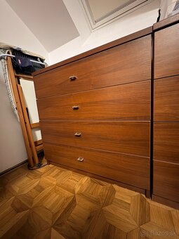 Predám manželskú posteľ s noč stolikmi a s 3 komodami - 8