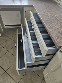 Moderná kuchynská linka so spotrebičmi - 8