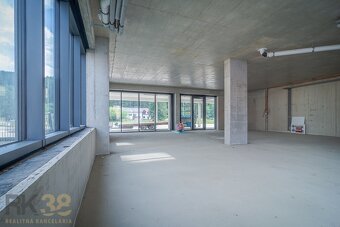 Na predaj – priestranné obchodné priestory - 8