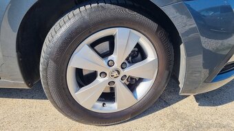 Škoda Octavia Combi 2,0 TDi Ambition + 85KW M6 Virtual Cocpi - 8