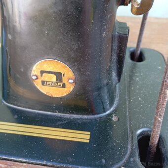 starý šijací stroj LADA - 8